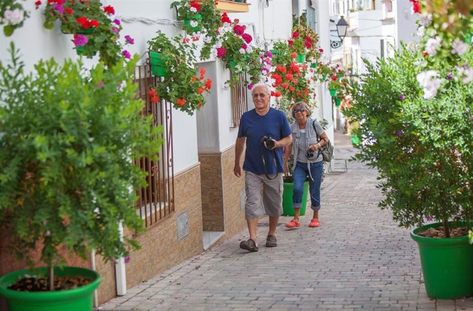 Archivo - Calle con turistas en una imagen de archivo