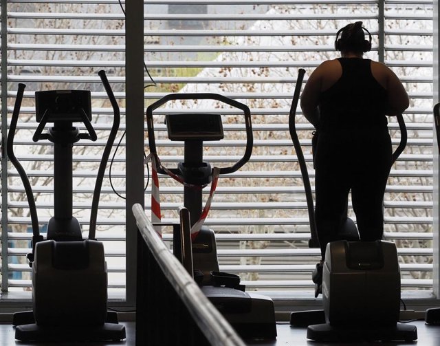Una persona realiza deporte en la sala de un gimnasio de Valladolid durante una jornada marcada por la reapertura de estos centros deportivos