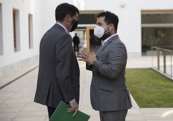 El vicepresidente de la Junta de Andalucía, Juan Marín, con el diputado Fran Carrillo, en una imagen de este jueves en el Pleno del Parlamento de Andalucía. 