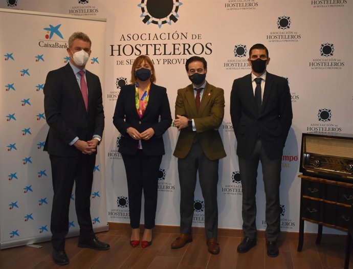 Responsables de Caixabank y la Asociación de Hosteleros