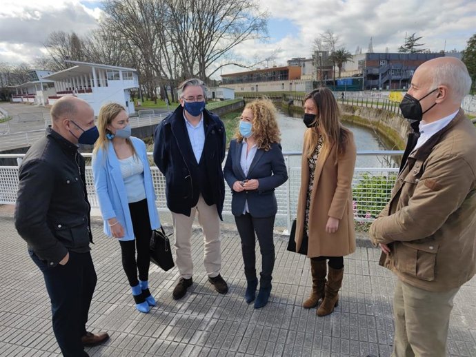 Visita de la presidenta del PP en Asturias, María Teresa Mallada, y otros cargos del partido, al complejo deportivo de Las Mestas, en Gijón