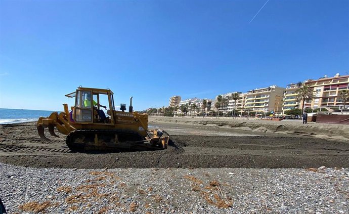 Una máquina pone a punto una playa de Estepona de cara a Semana Santa