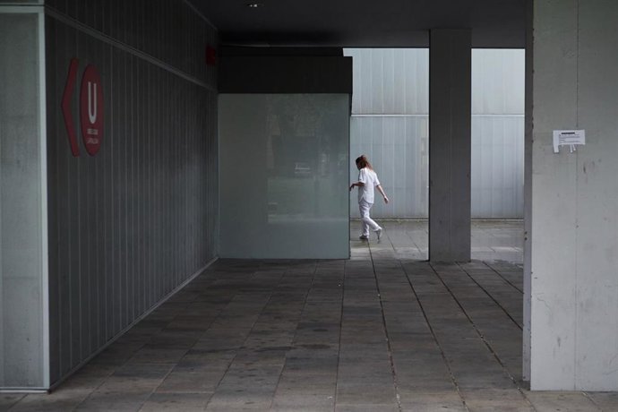 Archivo - Una sanitaria regresa al trabajo después del homenaje recibido por los trabajadores del transporte público en el Hospital de Navarra durante el confinamiento impuesto por el Estado de Alarma provocado por el coronavirus, COVID19