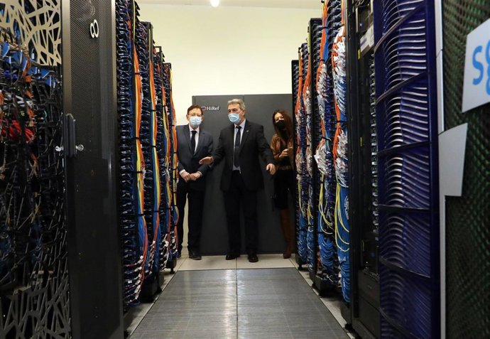 El 'president' Ximo Puig, junto con la consellera de Innovación, Universidades, Ciencia y Sociedad Digital, Carolina Pascual, y la rectora de la Universitat de Valncia, M Vicenta Mestre, con el equipo investigador del proyecto