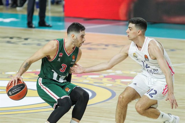 Archivo - Vildoza (Baskonia) y Alocén (Real Madrid)
