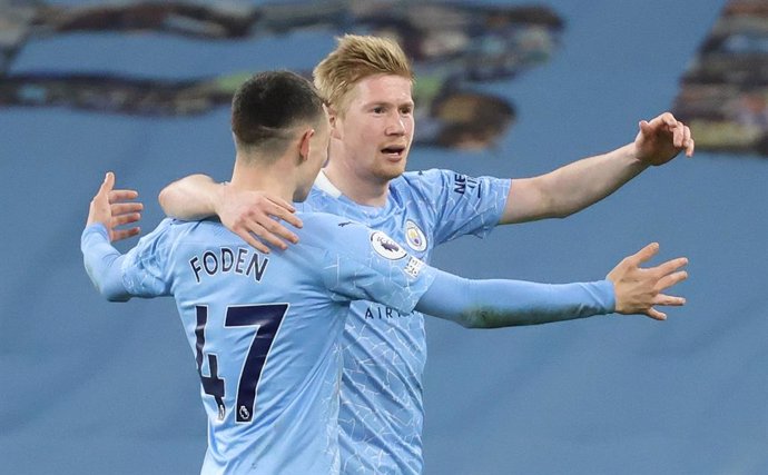10 March 2021, United Kingdom, Manchester: Manchester City's Kevin De Bruyne (R) celebrates with Phil Foden after scoring their side's fifth goal during the English Premier League soccer match between Manchester City and Southampton  at the Etihad Stadi