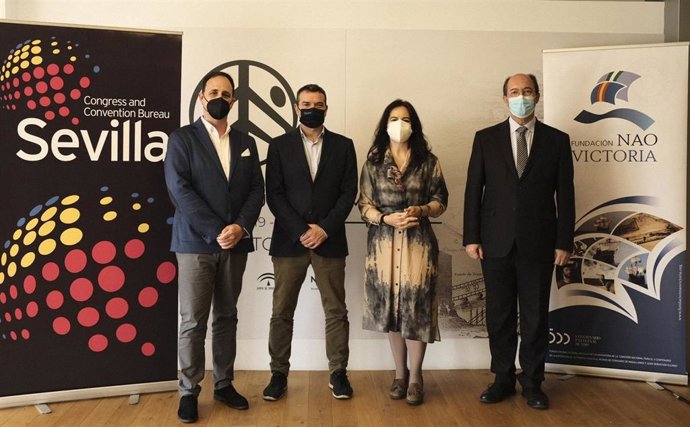 Foto de familia tras la presentación del Espacio Primera Vuelta al Mundo y la Nao Victoria 500 al sector de congresos