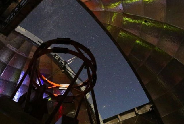 Esta foto muestra la vista desde el interior de la cúpula de la Instalación del Telescopio Infrarrojo de la NASA durante una noche de observación.