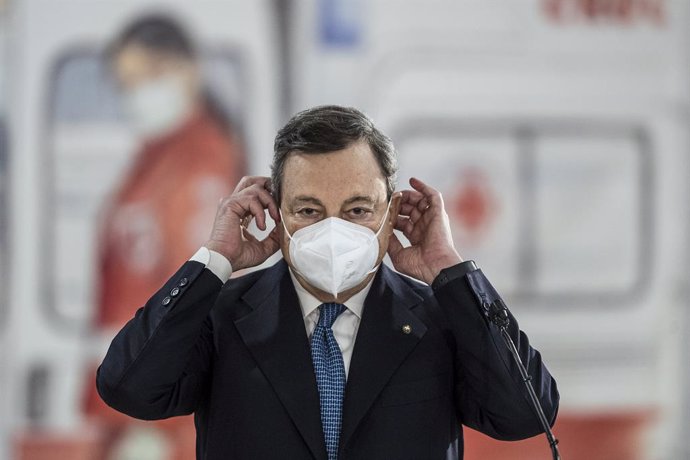 12 March 2021, Italy, Rome: Italian Prime Minister Mario Draghi take off his face mask as he visits the Covid-19 vaccination center at Fiumicino airport Photo: Roberto Monaldo/LaPresse via ZUMA Press/dpa