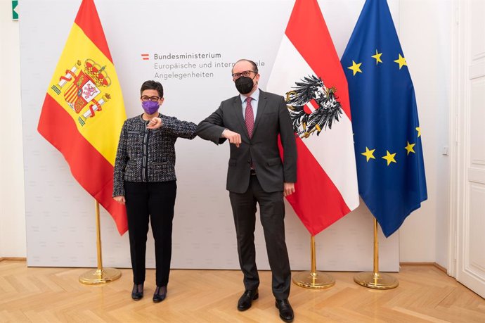 La ministra d'Afers Exteriors, UE i Cooperació, Arancha González Laya, amb el seu homleg austríac, Alexander Schallenberg, a Viena.