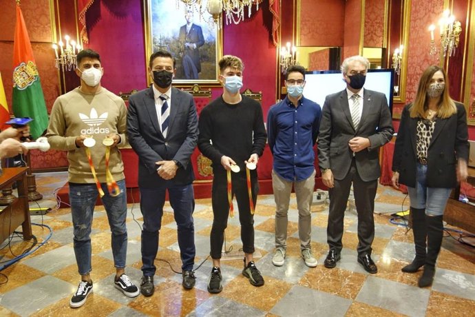 El Ayuntamiento de Granada recibe a los atletas Ignacio Fontes, Dani Rodríguez y José Luis Jiménez.