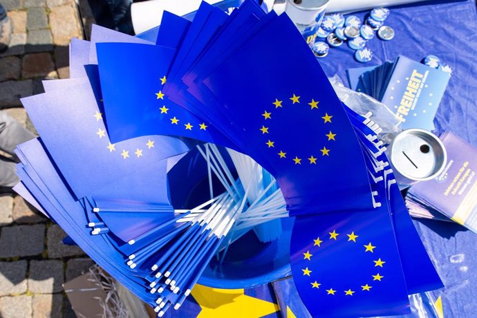 Archivo - Arxiu - Banderes de la UE en un acte de campanya a Alemanya.