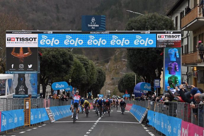 El ciclista neerlandés Van der Poel gana la tercera etapa de la Tirreno-Adriático de 2021.