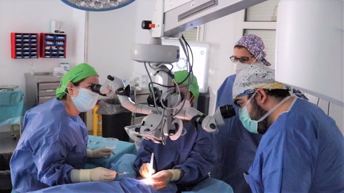 Imagen de una cirugía de microimplante para tratamiento del glaucoma en el Hospital Universitario Juan Ramón Jiménez.