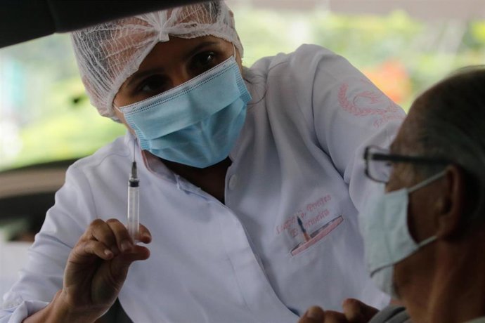 Campaña de vacunación contra el coronavirus en Río de Janeiro, Brasil.