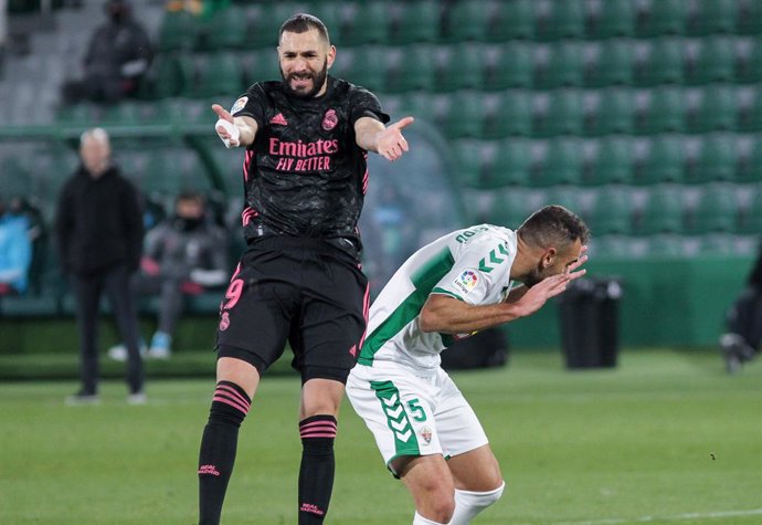 Archivo - Karim Benzema of Real Madrid CF gestures during La Liga football match played between Elche CF and Real Madrid CF at Martinez Valero stadium on December 30, 2020 in Elche, Alicante, Spain.