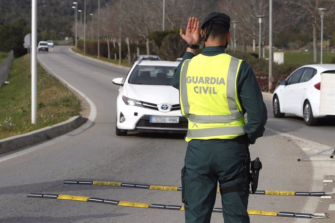 Un agente de la Guardia Civil durante un control rutinario de carretera en la zona de Magaluf (Calvi) en Palma de Mallorca (España), a 6 de marzo de 2021. El pasado 3 de marzo, entraron en vigor medidas para la desescalada en Mallorca, como la reapertu