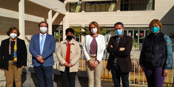 La delegada de Educación y Deporte en Córdoba, Inmaculada Troncoso (tercera por la dcha.), en el CPM Músico Ziryab