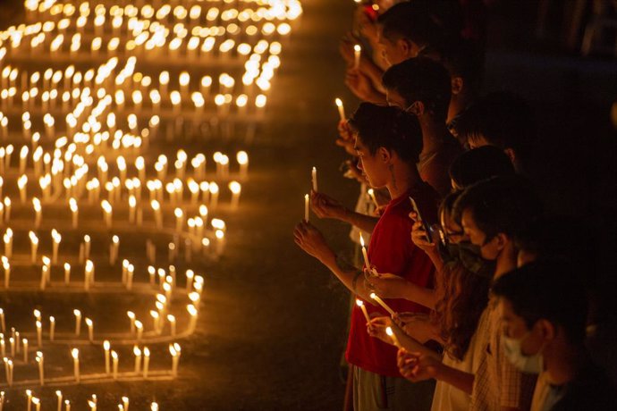 07 March 2021, Myanmar, Yangon: Protesters hold candles to pray for the people who died during the protests against the military coup. Photo: Thuya Zaw/ZUMA Wire/dpa