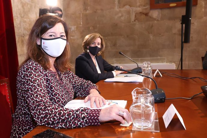 Armengol y De la Cueva, durante la Mesa de Diálogo Social.