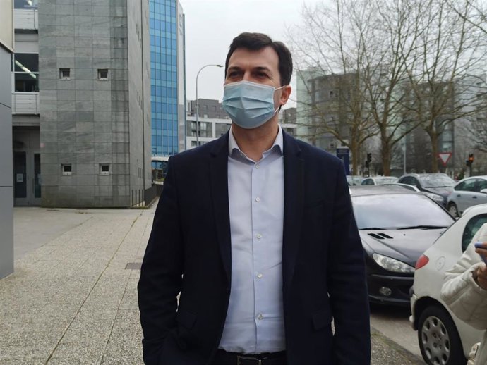 El secretario xeral del PSdeG, Gonzalo Caballero, atiende a los medios en Santiago de Compostela. Foto de archivo.