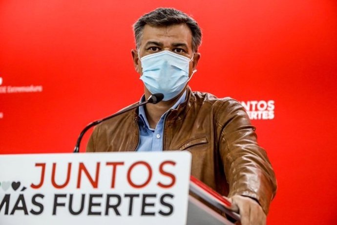 El portavoz del PSOE de Extremadura, Juan Antonio González, en una rueda de prensa.