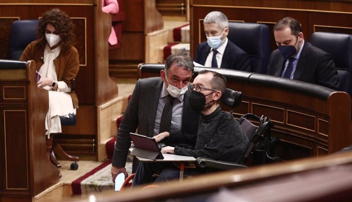 El portavoz de Unidas Podemos en el Congreso, Pablo Echenique (d); durante una sesión de control al Gobierno en el Congreso de los Diputados, en Madrid (España), a 10 de marzo de 2021. 
