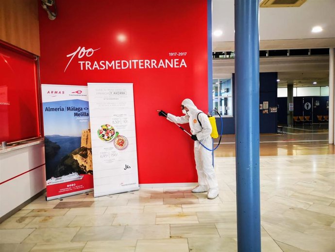 La Legión realiza la desinfección de la Estación Marítima