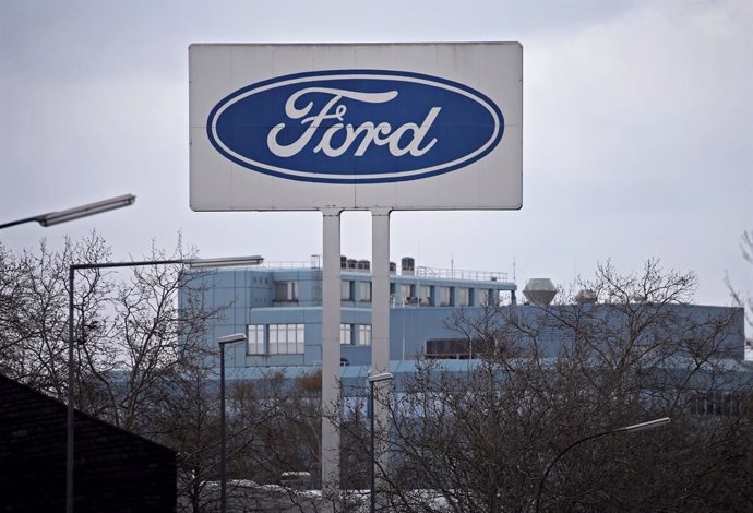 Archivo - FILED - 26 March 2019, Cologne: The Ford logo can be seen at the automotive company plant in Germany. Ford employees will commence the production of ventilators at the factory in Michigan to provide help to coronavirus patients. Photo: Oliver 