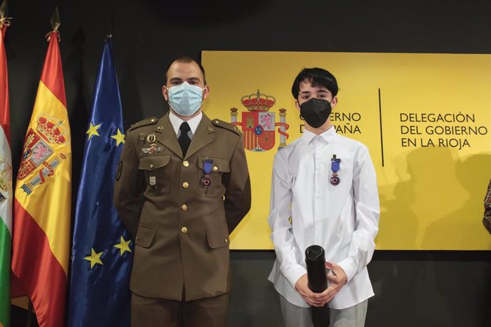 El capitán de la UME Marcos García López y el joven Pablo Alcaide han recibido la Medalla al Mérito de Protección Civil