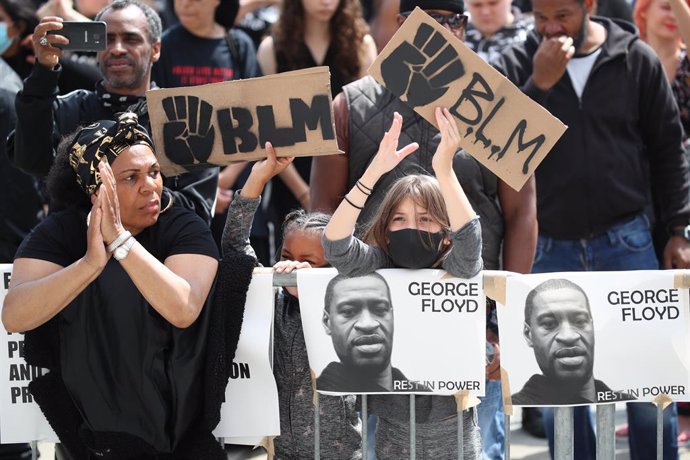 Archivo - 14 June 2020, England, Leeds: Protesters take part in a Black Lives Matter protest following the death of George Floyd, an African American man who was killed on 25 May while in police custody in the US city of Minneapolis. Photo: Danny Lawson