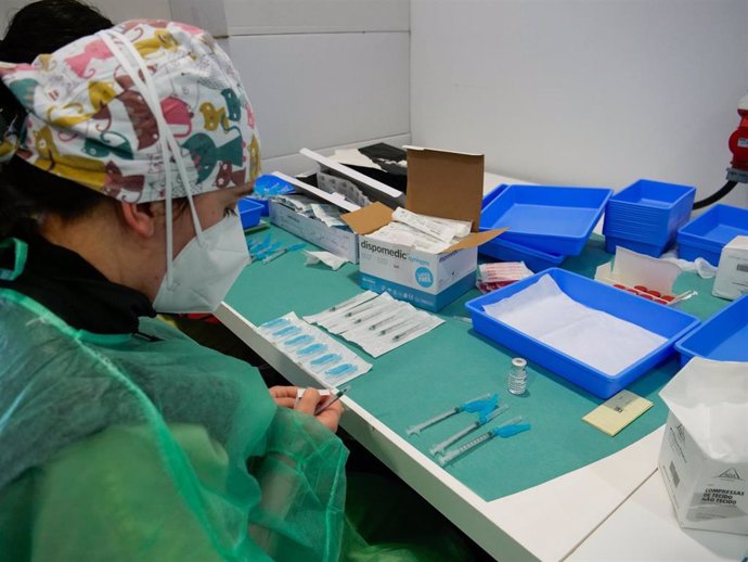 Una profesional sanitaria, en un dispositivo de vacunación contra la COVID-19 en la Cidade da Cultura de Santiago de Compostela, A Coruña, Galicia (España), a 11 de marzo de 2021. Galicia ha iniciado hoy la vacunación de personas entre 50 y 55 años con 