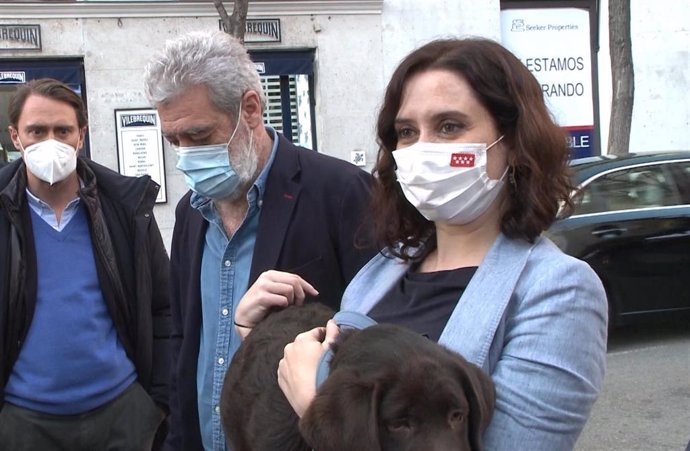 La presidenta de la Comunidad de Madrid, Isabel Díaz Ayuso, atiende a Europa Press con su perro en brazos.