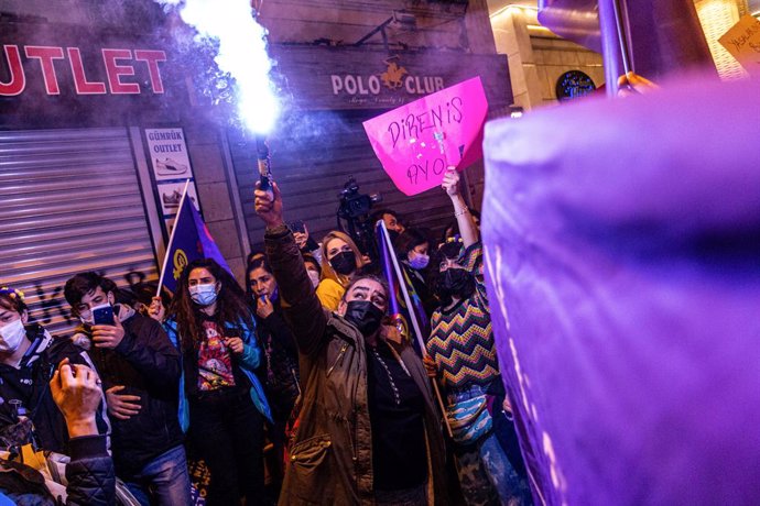 08 March 2021, Turkey, Istanbul: A demonstrator wading an ignited flare during a march marking the International Women's Day. Photo: Tunahan Turhan/SOPA Images via ZUMA Wire/dpa