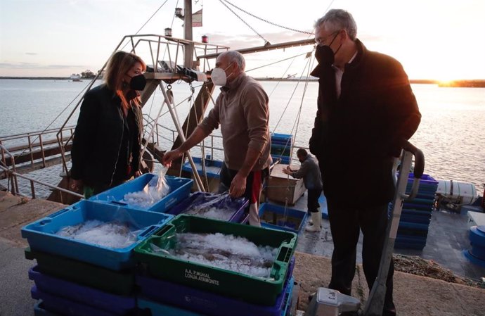 La presidenta del Puerto de Huelva, Pilar Miranda, visita la nueva lonja pesquera