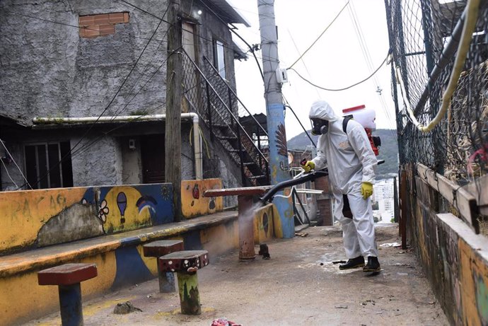 Archivo - Labores de desinfección y limpieza en la favela carioca de Santa Marta, en el sur de Brasil.