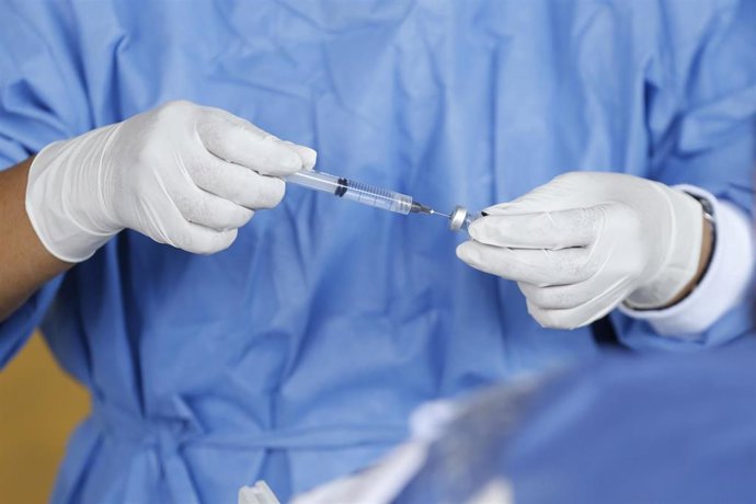 Una enfermera prepara una dosis de la vacuna Pfizer contra el coronavirus
