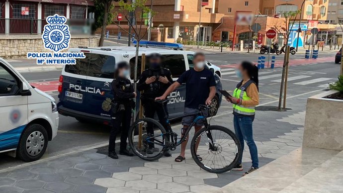 Nota De Prensa: "La Policía Nacional Detiene A Dos Personas Por Robar La Bicicleta De Un Miembro Del Equipo Eslovaco De Triatlón"
