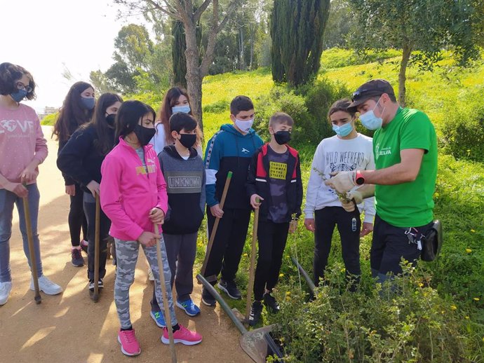 Estudiantes plantan árboles en el Parque Moret.
