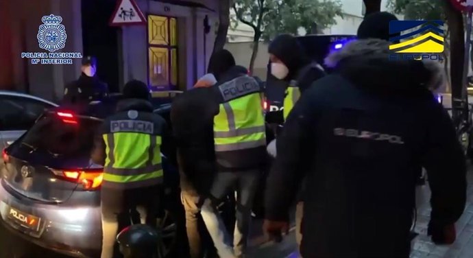 Archivo - Momento de la detención de tres yihadistas en una operación de la Policía en Barcelona