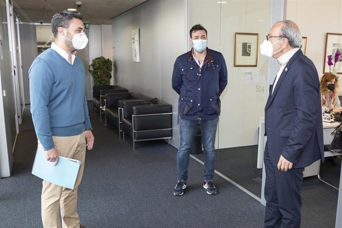 El consejero de Industria, Turismo, Innovación, Transporte y Comercio, Javier López Marcano, recibe al alcalde de Ribamontán al Monte, Joaquín Arco.