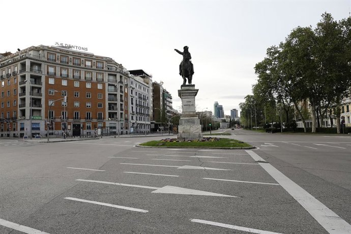 Archivo - El Paseo de la Castellana vacío, una de las calles más emblemáticas de la capital durante el confinamiento