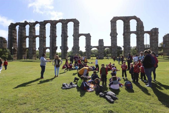 Escolares en el Acueducto de Los Milagros de Mérida.