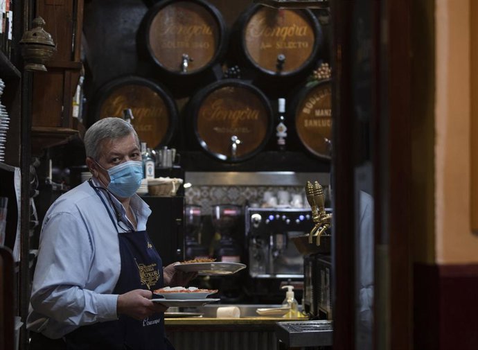 Archivo - Un camarero trabajando 