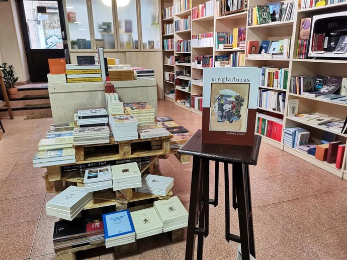 Archivo - Ejemplar de 'Singladuras' de Daniel Zazo, en una librería.