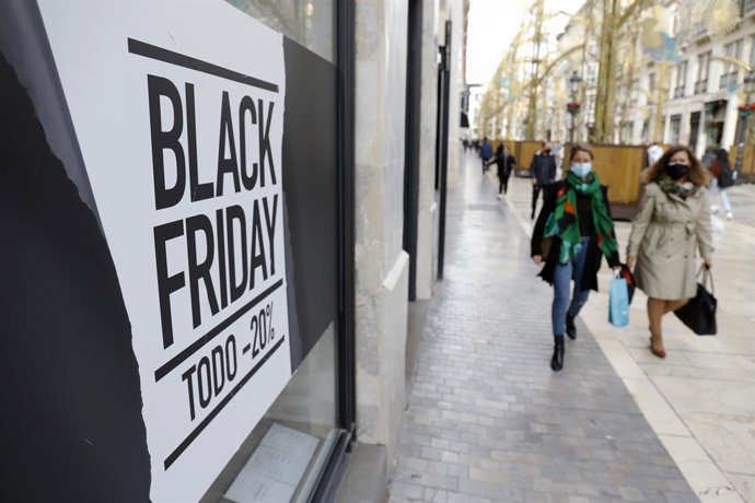 Archivo - Varias personas realizan algunas compras de la navidad, aprovechando los descuentos del "Black Friday" que ofrecen los comercios de la capital y donde apuran las horas antes del cierre de las 18h decretado por la Junta de Andalucía ante la luc