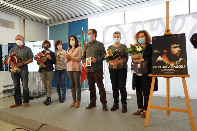 La consejera de Igualdad, Justicia y Políticas Sociales, Beatriz Artolazabal, durante el diálogo sobre el documental "Non dago Mikle?"