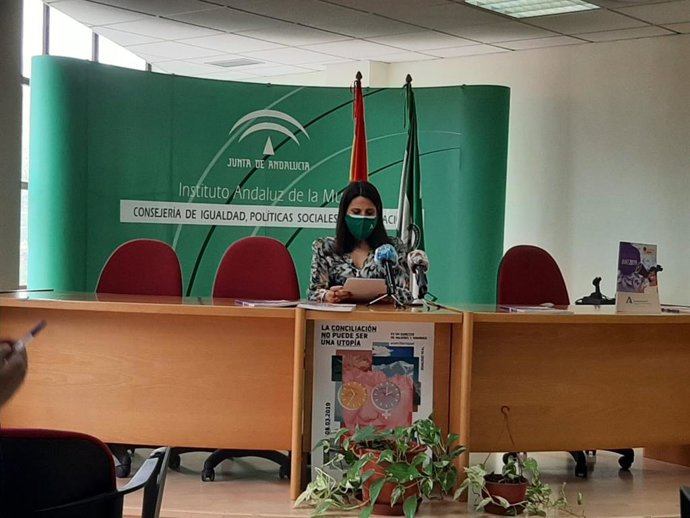 Archivo - La asesora de programa del Instituto Andaluz de la Mujer (IAM) en Málaga, María Encarnación Santiago, en rueda de prensa
