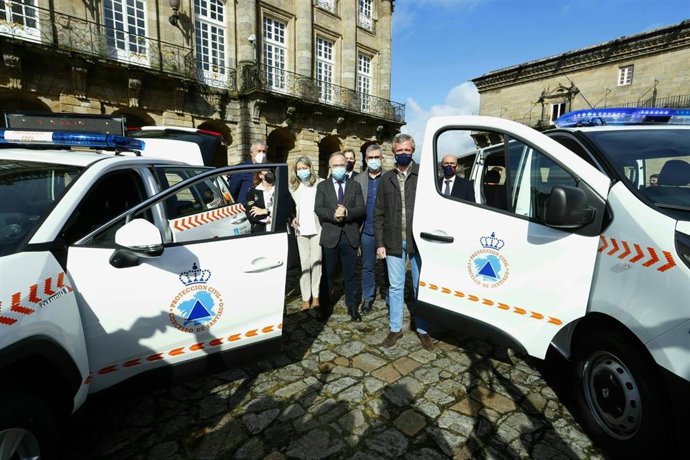 Alfonso Rueda y Xosé Sánchez Bugallo en entrega de vehículos de Protección Civil en Santiago