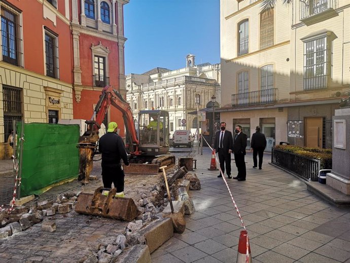 Ayuntamiento de Sevilla inicia obras de reordenación del entorno de la escultura de Cervantes, ampliando espacio peatonal.